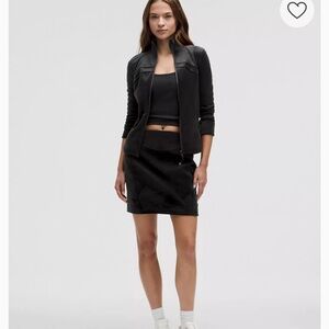 Lululemon Scuba Mid-Rise Mini Skirt
Velvet